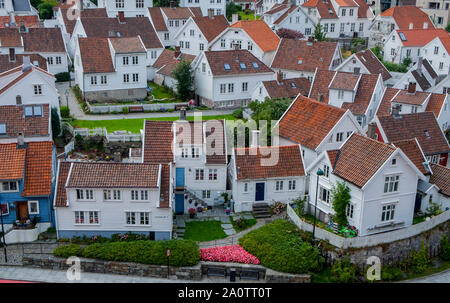 Weiß 18. Jahrhundert Holzhäusern der Altstadt von Stavanger auf der Seite des Vågen Stockfoto