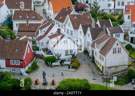 Weiß 18. Jahrhundert Holzhäusern der Altstadt von Stavanger auf der Seite des Vågen Stockfoto