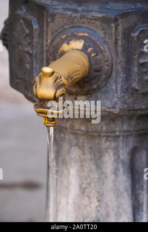 Eine reich verzierte Messing/Kupfer Trinkbrunnen. Venedig, Italien. Stockfoto