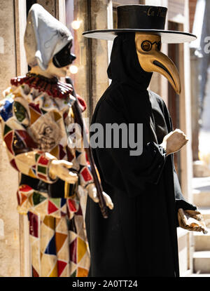 Lebensgroße Kostüme/Schaufensterpuppen einer Pest Arzt und Harlekin. Venedig, Italien Stockfoto