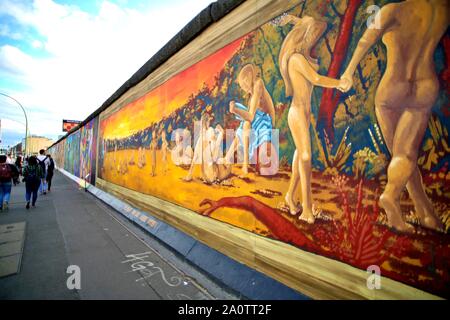 BERLIN, DEUTSCHLAND - 15. SEPTEMBER: Berliner Mauer Graffiti am Samstag, September 21, 2019 Berlin, East Side Gallery, Berlin Wall berühmte Memorial. Stockfoto