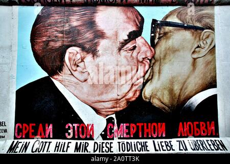 BERLIN, DEUTSCHLAND - 15. SEPTEMBER: Berliner Mauer Graffiti am Samstag, September 21, 2019 Berlin, East Side Gallery, Berlin Wall berühmte Memorial. Stockfoto