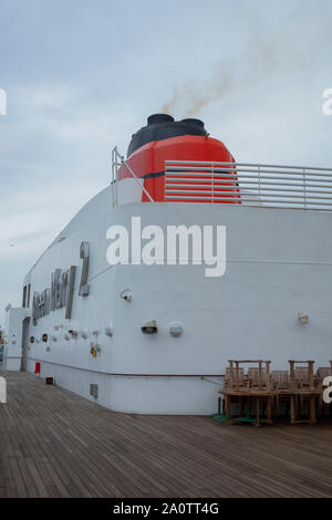 Queen Mary 2 Ocean Liner Trichter und auf dem obersten Deck Name Stockfoto