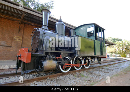 PETROPOLIS, RIO DE JANEIRO, BRASILIEN: SET 18 2019: alte Lok im alten Bahnhof in Petroplolis, Nogueira Stockfoto
