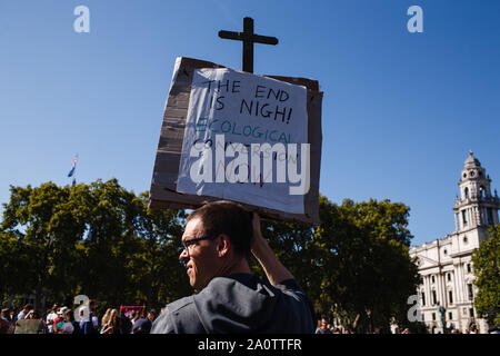 London, Großbritannien. 20 Sep, 2019. Eine religiöse Demonstrant steht am Parliament Square mit einem Plakat und einem Kreuz, während der Demonstrationen. Tausende an den ersten Tag der Woche der Streiks weltweit 'Klima', Teil der Jugend-geführte "Freitags für Zukunft" Bewegung, die durch schwedische Teenager Greta thunberg begonnen wurde. In London, die Organisatoren sagen, dass sie mehr als 2.400 solche Demonstrationen ab heute bis zum 27. September in dem, was als "Globale Woche für Zukunft' abgerechnet wird gehalten, zu erwarten. Es ist eine Woche, in der auch die erste UN-Jugend Klimagipfel, sowie die UN-Klimaverhandlungen Act sieht Stockfoto