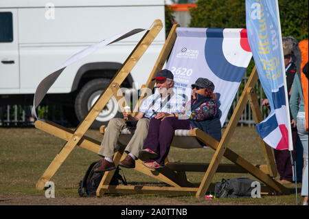 Duxford, Cambridgeshire, Großbritannien. 21. September 2019. Besucher entspannen während das thematische Wochenende fliegen am IWM Duxford mit historischen WW2 Flugzeug und einen massierten Flug von 15 Spitfires, zum Gedenken an den 50. Jahrestag der Film "Schlacht um England". Credit: Malcolm Park/Alamy Leben Nachrichten. Stockfoto