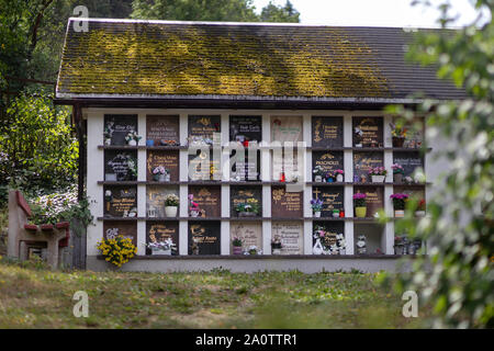 Leutenberg, Deutschland. 08 Aug, 2019. Die Fans der Urnenhalle auf dem Friedhof, der 2009 gebaut wurde und geschlossen mit Platten, sind nahezu voll ausgelastet. Urn Hallen - so genannte columbariums - sind eine beliebte Form der Bestattung in Thüringen. (Zu dpa: "Beerdigung in die Urnen - kolumbarien in Thüringen") Quelle: Michael Reichel/dpa-Zentralbild/ZB/dpa/Alamy leben Nachrichten Stockfoto