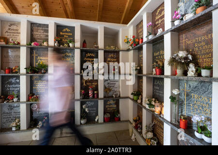 Leutenberg, Deutschland. 08 Aug, 2019. Eine Frau geht zum Friedhof Friedhof an der Urnenhalle, das 2009 erbaut wurde und mit platten geschlossen. Urn Hallen - so genannte columbariums - sind eine beliebte Form der Bestattung in Thüringen. Quelle: Michael Reichel/dpa-Zentralbild/ZB/dpa/Alamy leben Nachrichten Stockfoto