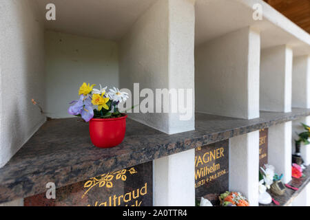 Leutenberg, Deutschland. 08 Aug, 2019. Eine Blume steht in einem der wenigen freien Ventilatoren in den Urnen Halle auf dem Friedhof, der 2009 gebaut wurde. Urn Hallen - so genannte columbariums - sind eine beliebte Form der Bestattung in Thüringen. (Zu dpa: "Beerdigung in die Urnen - kolumbarien in Thüringen") Quelle: Michael Reichel/dpa-Zentralbild/ZB/dpa/Alamy leben Nachrichten Stockfoto