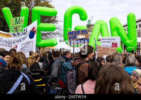 Berlin, Deutschland 9/20/2019 Aufblasbare Briefe aus Rechtschreibung das Wort Vegan, die von Peta Deutschland der Freitag brachte für zukünftige Demonstration Stockfoto