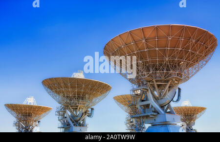 Fünf radio Antennen als Teil von Deep Space Exploration array in abgelegenen australischen Outback Stadt Coonabarabran gegen den klaren blauen Himmel. Stockfoto