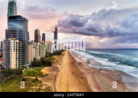 Sunrise und stürmischen Wolken über dem Pazifischen Ozean entlang der breite, lange Sandstrand von Surfers Paradise Waterfront von Austsralian Gold Coast. Stockfoto