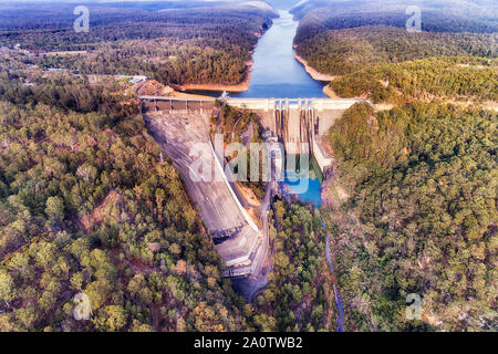 Regenerative Energieerzeugung durch Warragamba Damm auf Nepean River im Großraum Sydney-dam shutter Tor bilden See in erhöhten Luftaufnahme. Stockfoto