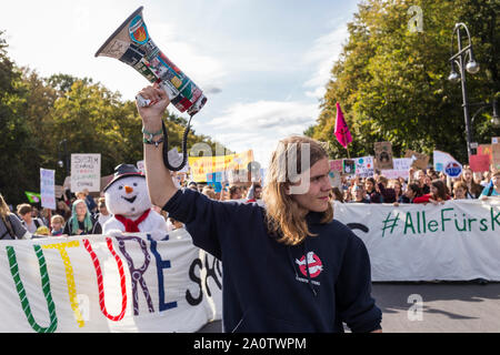 Berlin, Deutschland 9/20/2019 junge Menschen auf die Straßen in einem globalen Streik gegen den Klimawandel. Freitags für Zukunft Demonstration in Berlin. Stockfoto