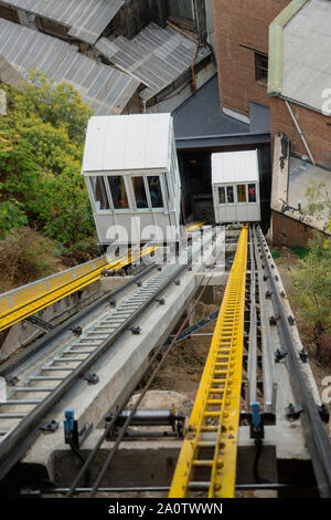 Valparaiso, Chile - 2019-06-28 - Seilbahn Autos klettern Hill. Stockfoto