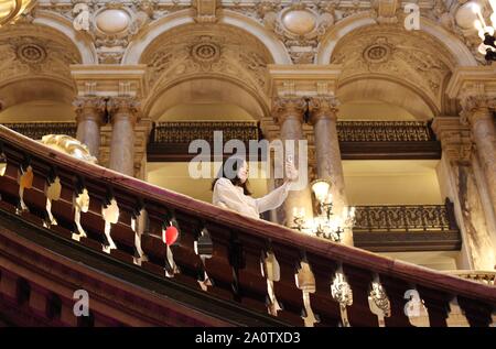 Paris, Frankreich. 21 Sep, 2019. Ein Mädchen nimmt selfies an der Pariser Oper Theater während der Europäischen Tage des Kulturerbes in Paris, Frankreich, Sept. 21, 2019. Historische Stätten sind für die Öffentlichkeit an diesem Wochenende in Frankreich die Europäische Erbe, das im September jedes Jahr gehalten werden. Die europäische Erbe Tage sind die am meisten gefeierten partizipativen kulturellen Ereignis von den Bürgerinnen und Bürgern Europas geteilt. Credit: Gao Jing/Xinhua/Alamy leben Nachrichten Stockfoto