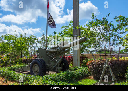 M114 A2 155 mm Haubitze mit POW MIA Flagge bei Fletcher Park Veterans Memorial-Pembroke Pines, Florida, USA Stockfoto