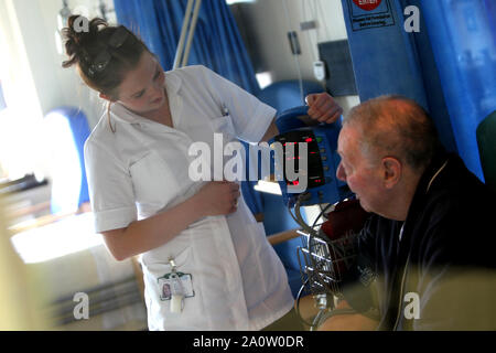 Allgemeine Ansichten von Krankenhauspersonal über ihre Arbeit im Royal Sussex County Hospital in Brighton, East Sussex, UK. Stockfoto