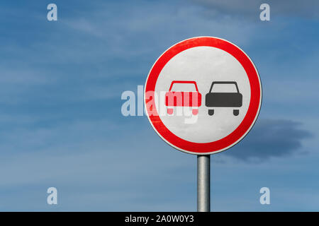 Überholverbot Straße Verkehrsschild mit zwei Autos. Information und Warnung im Straßenverkehr street sign, die Einhaltung von Regeln. Stockfoto