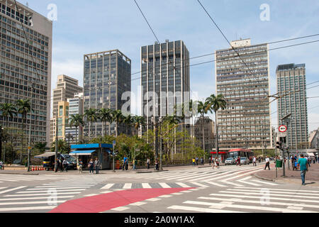 Gebäude mit Blick auf den Praça Ramos de Azevedo in der Innenstadt von São Paulo, Brasilien. Stockfoto