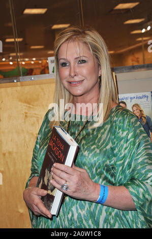 LOS ANGELES, Ca. Juni 28, 2011: Kathy Hilton auf bookisigning Für neue La Toya Jackson's Abhandlung "Starting Over" bei Barnes & Noble an der Waldung, Los Angeles. © 2011 Paul Smith/Featureflash Stockfoto