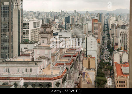Die Innenstadt von São Paulo und Avenida São João von der Aussichtsplattform des Farol Santander Gebäude in São Paulo, Brasilien gesehen. Stockfoto
