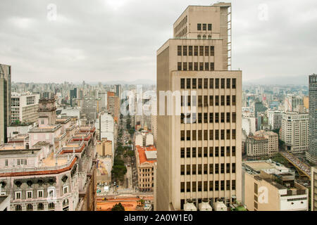 Die Innenstadt von São Paulo und Avenida São João von der Aussichtsplattform des Farol Santander Gebäude in São Paulo, Brasilien gesehen. Stockfoto