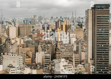 Die Innenstadt von São Paulo von der Aussichtsplattform des Farol Santander Gebäude in São Paulo, Brasilien gesehen. Stockfoto