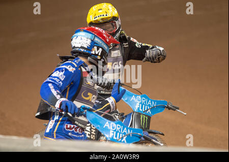 CARDIFF, WALES Bartoz Zmarzlik (Rot) schüttelt Hände mit Jason Doyle (Gelb) nach dem Halbfinale 2 als gehen beide in die Grand Finalduring die ADRIAN FLUX BRITISCHEN FIM SPEEDWAY GRAND PRIX auf dem Fürstentum Stadium, Cardiff am Samstag, den 21. September 2019. (Credit: Ian Charles | MI Nachrichten) Credit: MI Nachrichten & Sport/Alamy leben Nachrichten Stockfoto