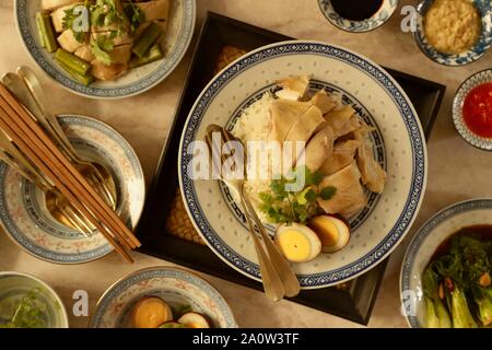 Hainanese Chicken Rice. Duftreis in Hühnerbrühe gekocht; Dann garniert mit pochiertem Huhn und Ei. Stockfoto