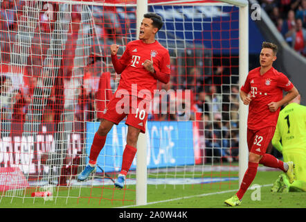 München, Deutschland. 21 Sep, 2019. Philippe Coutinho (L) von Bayern München feiert seinen zählen während einer Deutschen Bundesligaspiel zwischen dem FC Bayern München und den 1. FC Koeln in München, Deutschland, an Sept. 21, 2019. Credit: Philippe Ruiz/Xinhua Stockfoto