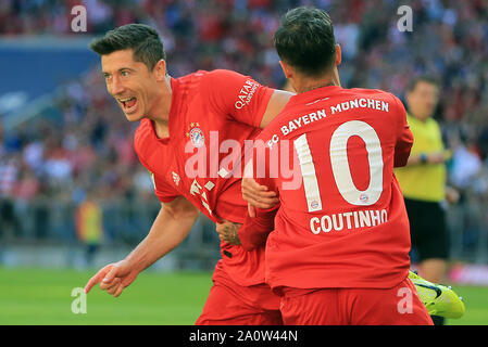 München, Deutschland. 21 Sep, 2019. Robert Lewandowski (L) von Bayern München feiert seinen ersten Zählen mit teamkollege Philippe Coutinho während eines Deutschen Bundesligaspiel zwischen dem FC Bayern München und den 1. FC Koeln in München, Deutschland, an Sept. 21, 2019. Credit: Philippe Ruiz/Xinhua Stockfoto