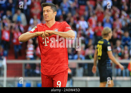 München, Deutschland. 21 Sep, 2019. Robert Lewandowski (L) von Bayern München feiert seinen zweiten zählen während einer Deutschen Bundesligaspiel zwischen dem FC Bayern München und den 1. FC Koeln in München, Deutschland, an Sept. 21, 2019. Credit: Philippe Ruiz/Xinhua Stockfoto