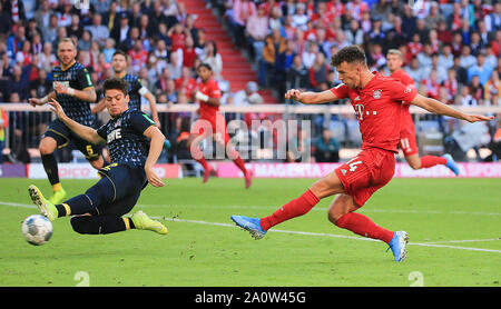 München, Deutschland. 21 Sep, 2019. Ivan Perisic (R) des FC Bayern München ist ein Bewertungsschema, das während einer Deutschen Bundesligaspiel zwischen dem FC Bayern München und den 1. FC Koeln in München, Deutschland, an Sept. 21, 2019. Credit: Philippe Ruiz/Xinhua Stockfoto