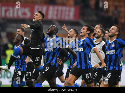 Mailand, Italien. 21 Sep, 2019. Inter Mailand die Spieler feiern am Ende eines Serie ein Fußballspiel zwischen AC Mailand und Inter Mailand in Mailand, Italien, Sept. 21, 2019. Credit: Alberto Lingria/Xinhua/Alamy leben Nachrichten Stockfoto