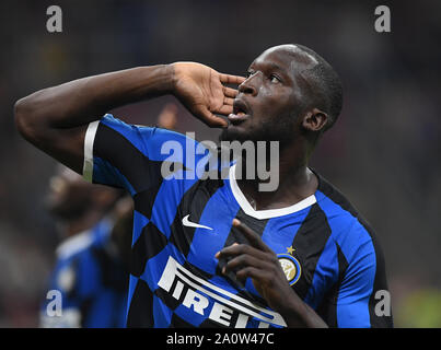 Mailand, Italien. 21 Sep, 2019. Inter Mailand ist Romelu Lukaku feiert sein Ziel während einer Serie ein Fußballspiel zwischen AC Mailand und Inter Mailand in Mailand, Italien, Sept. 21, 2019. Credit: Alberto Lingria/Xinhua/Alamy leben Nachrichten Stockfoto