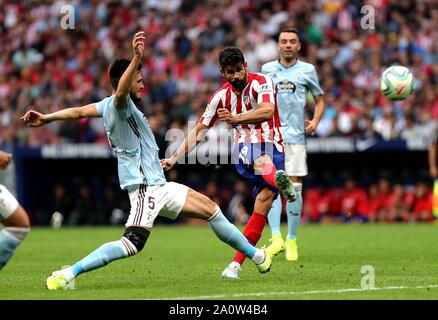 Madrid, Spanien. 21 Sep, 2019. Atletico de Madrid Diego Costa (C) und Celta ist Okay Yokuslu (L) vie für den Ball während eines Spanischen Liga Fußball Spiel zwischen Atlético de Madrid und Celta in Madrid, Spanien, on Sept. 21, 2019. Credit: Ai Dehua ¤ pitesiEdwardF. Peters/Xinhua/Alamy leben Nachrichten Stockfoto