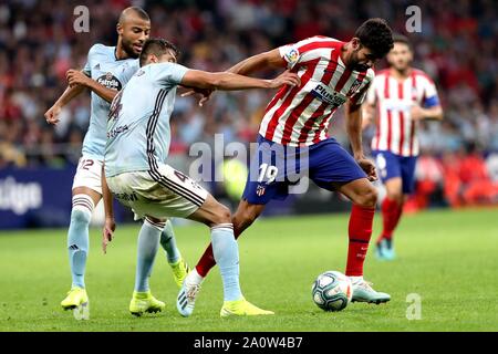 Madrid, Spanien. 21 Sep, 2019. Atletico de Madrid Diego Costa (R) und Celta des Nestor Araujo (C) vie für den Ball während eines Spanischen Liga Fußball Spiel zwischen Atlético de Madrid und Celta in Madrid, Spanien, on Sept. 21, 2019. Credit: Ai Dehua ¤ pitesiEdwardF. Peters/Xinhua/Alamy leben Nachrichten Stockfoto