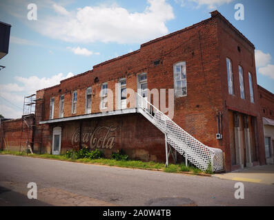 Sardes, Mississippi - Juli 24, 2019: ein Vintage classic Coca Cola logo Werbung auf der Seite eines Gebäudes bleibt in den tiefen Süden, USA. Stockfoto