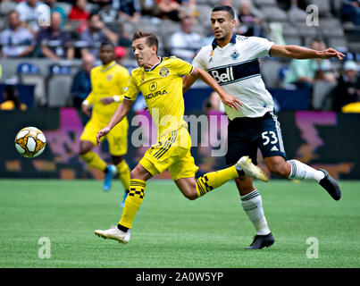 Vancouver, Kanada. 21 Sep, 2019. Columbus Crew Pedros Santos (L) Mias mit Vancouver Whitecaps 'Ali Adnan während der MLS-Saison Fußball Match zwischen Vancouver Whitecaps FC und Columbus Crew FC in Vancouver, Kanada, Sept. 21, 2019. Credit: Andrew Soong/Xinhua Stockfoto