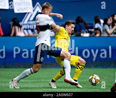 Vancouver, Kanada. 21 Sep, 2019. Vancouver Whitecaps 'Andy Rose (L) Mias mit Columbus Crew Pedro Santos während der MLS-Saison Fußball Match zwischen Vancouver Whitecaps FC und Columbus Crew FC in Vancouver, Kanada, Sept. 21, 2019. Credit: Andrew Soong/Xinhua Stockfoto