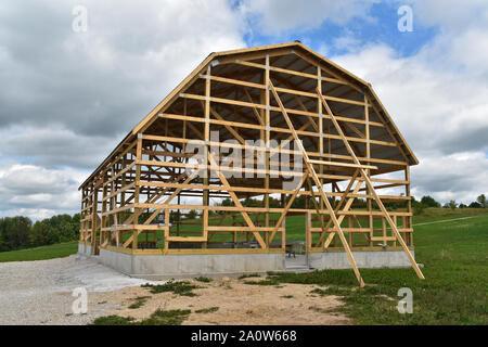 Scheune im Bau gerahmt und teilweise abgeschlossen auf einem Bauernhof in einem ländlichen Gebiet Stockfoto