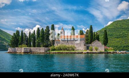 Eine kleine Benediktinerkloster aus dem 12. Jahrhundert auf der kleinen Insel St. George, in der Nähe der Stadt Perastin, in der wunderschönen Bucht von Kotor. Montenegro. Stockfoto