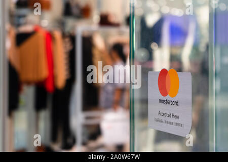 Bangkok, Thailand - 22. September 2019: Mastercard akzeptiert und willkommen Schild vor einer Kleidung shopping Store in Bangkok, Thailand. Stockfoto