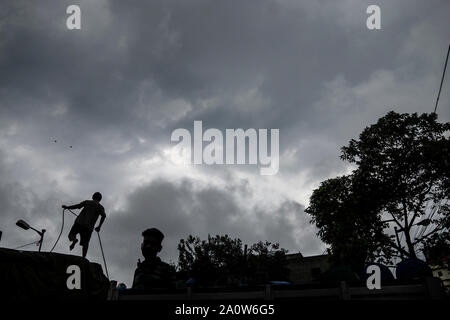 Kolkata, Indien. 21 Sep, 2019. Menschen arbeiten unter schweren Monsunregen Cloud als schwerer Regen Ansätze in Kolkata, Indien, an Sept. 21, 2019. Mehr als 1.422 Menschen wurden in Indien in den vergangenen Monaten in Regen und Hochwasser - ähnliche Vorfälle in mehreren Staaten des Landes, einschließlich Kerala, Karnataka, Madhya Pradesh, Bihar und getötet. Credit: tumpa Mondal/Xinhua/Alamy leben Nachrichten Stockfoto