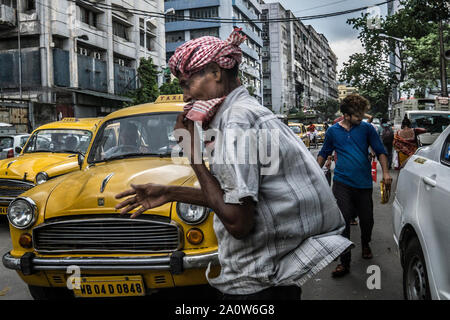 Kolkata, Indien. 21 Sep, 2019. Pendler Spaziergang durch stürmischen Wind als schwerer Regen Ansätze in Kolkata, Indien, an Sept. 21, 2019. Mehr als 1.422 Menschen wurden in Indien in den vergangenen Monaten in Regen und Hochwasser - ähnliche Vorfälle in mehreren Staaten des Landes, einschließlich Kerala, Karnataka, Madhya Pradesh, Bihar und getötet. Credit: tumpa Mondal/Xinhua/Alamy leben Nachrichten Stockfoto