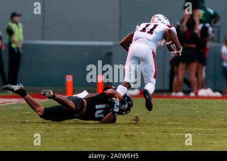 Raleigh, North Carolina, USA. 21 Sep, 2019. Sept. 21, 2019 - Raleigh, N.C., USA - NC-Zustand Wolfpack Sicherheit TANNER INGLE (10) macht eine Shoestring auf Kugel-zustand Kardinäle wide receiver JUSTIN HALL (11) Während am Samstag Spiel zwischen den NC Zustand Wolfpack und Ball State Kardinäle begegnen. Das Wolfpack besiegten die Kardinäle, 34-23. Credit: Timothy L. Hale/ZUMA Draht/Alamy leben Nachrichten Stockfoto