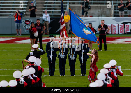 Raleigh, North Carolina, USA. 21 Sep, 2019. Sept. 21, 2019 - Raleigh, N.C., USA - Pre-Spiel Festlichkeiten während am Samstag Spiel zwischen den NC Zustand Wolfpack und Ball State Kardinäle. Das Wolfpack besiegten die Kardinäle, 34-23. Credit: Timothy L. Hale/ZUMA Draht/Alamy leben Nachrichten Stockfoto