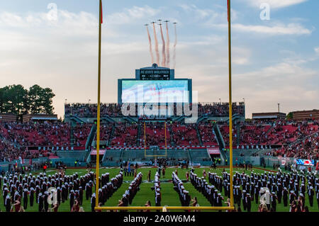 Raleigh, North Carolina, USA. 21 Sep, 2019. Sept. 21, 2019 - Raleigh, N.C., USA - Pre-Spiel Festlichkeiten während am Samstag Spiel zwischen den NC Zustand Wolfpack und Ball State Kardinäle. Das Wolfpack besiegten die Kardinäle, 34-23. Credit: Timothy L. Hale/ZUMA Draht/Alamy leben Nachrichten Stockfoto