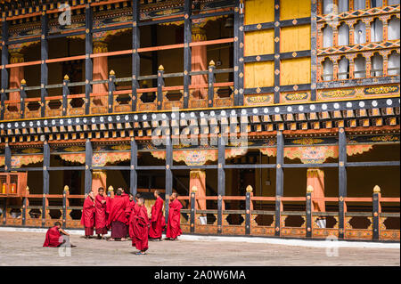 Paro, Bhutan, 01. November 2011: Junge Mönche in roten Roben an Rinpung Dzong. Stockfoto